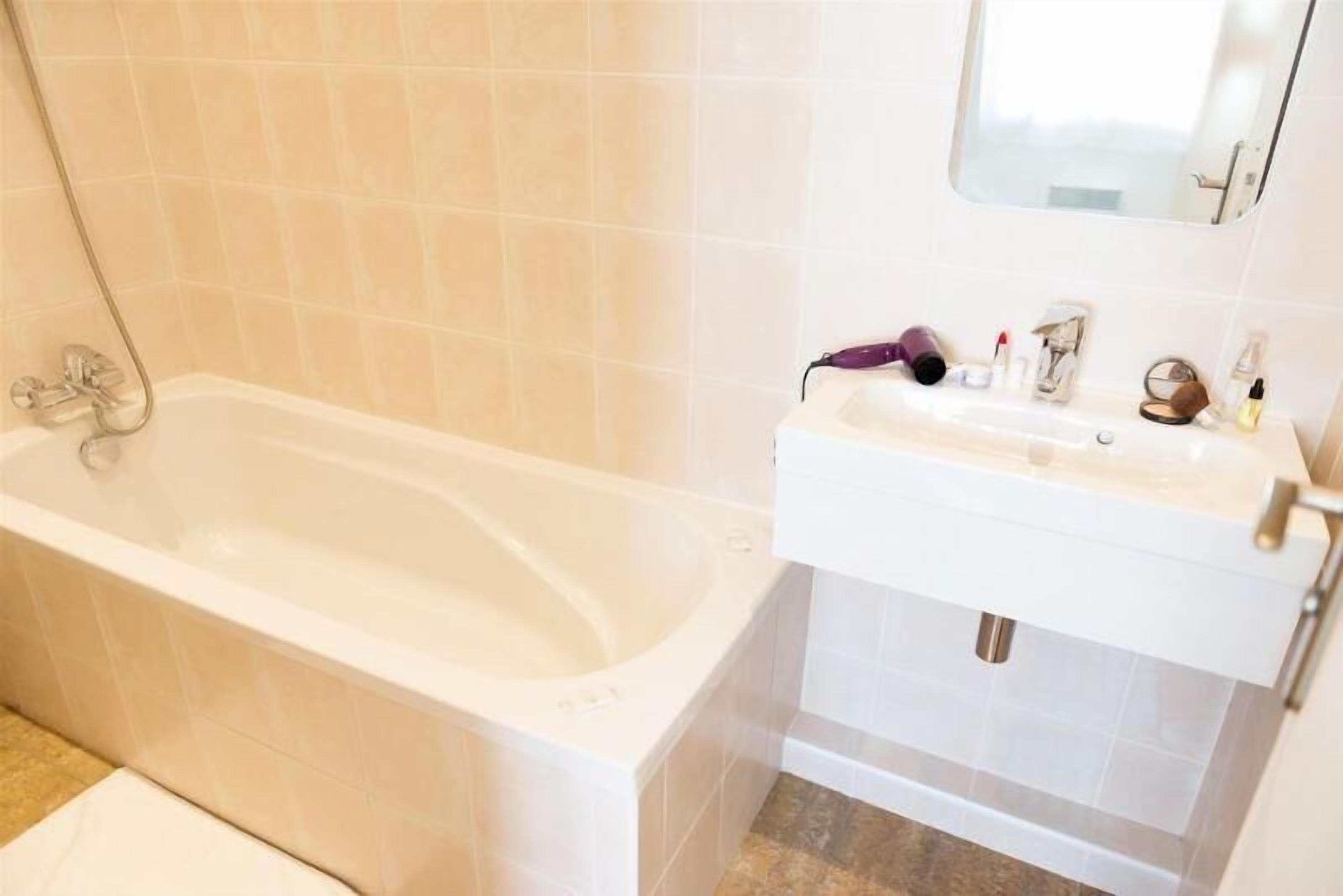 combined shower/bathtub, free toiletries, hair dryer, towels