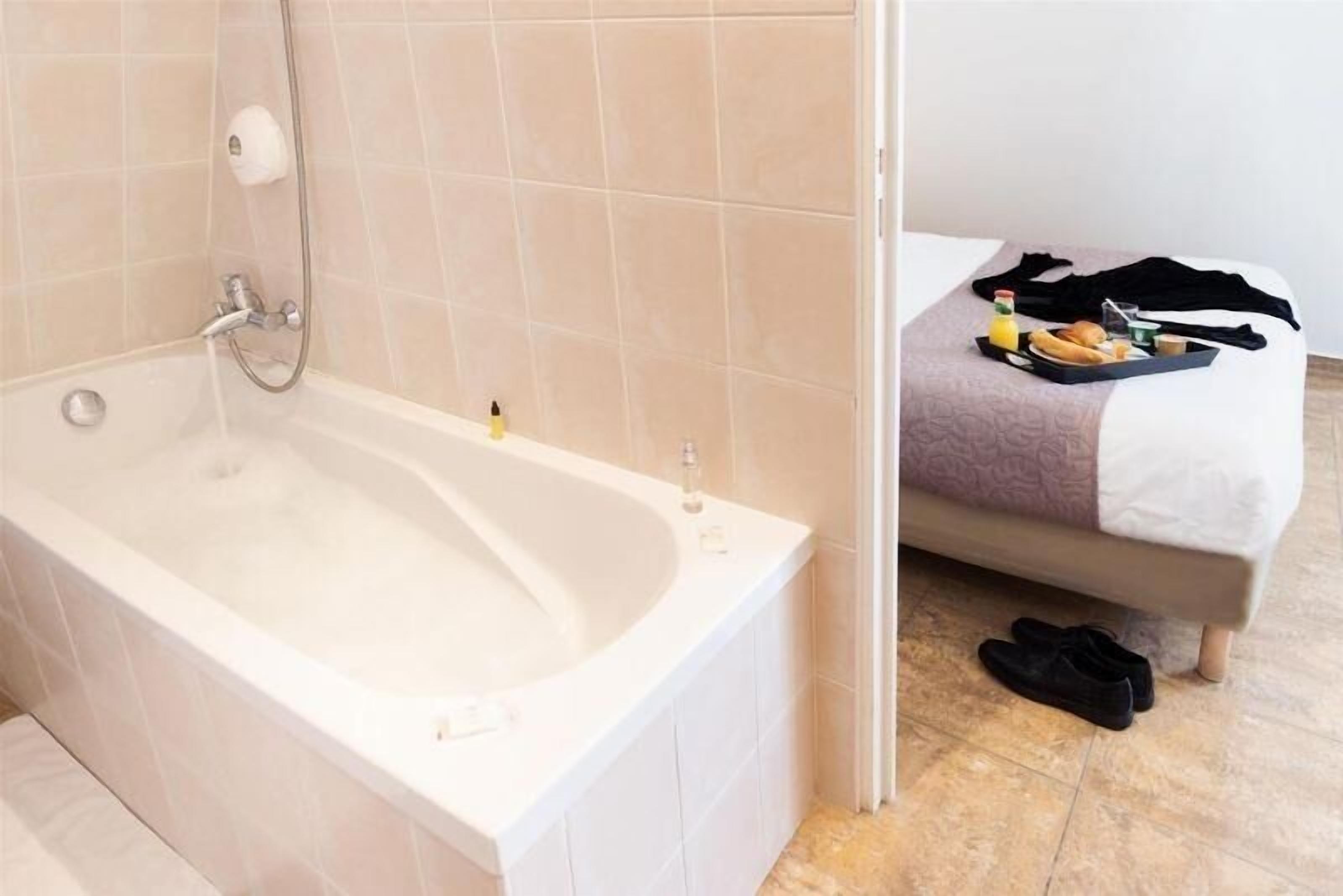 superior double room | bathroom | combined shower/bathtub, free toiletries, hair dryer, towels