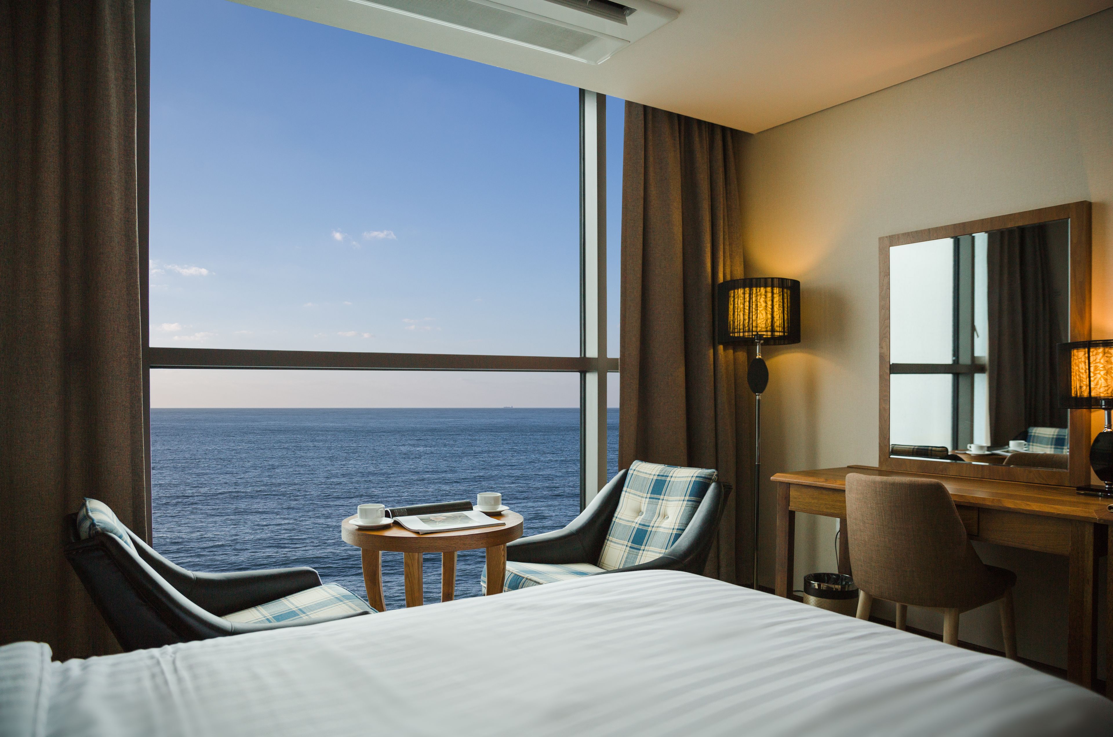 Ocean Squire Twin Room | Beach/ocean view