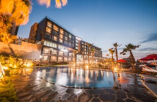 Una piscina al aire libre de temporada (de 11:00 a 19:00), sombrillas