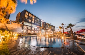 Sesongbasert utendørsbasseng, bassengparasoller og solsenger