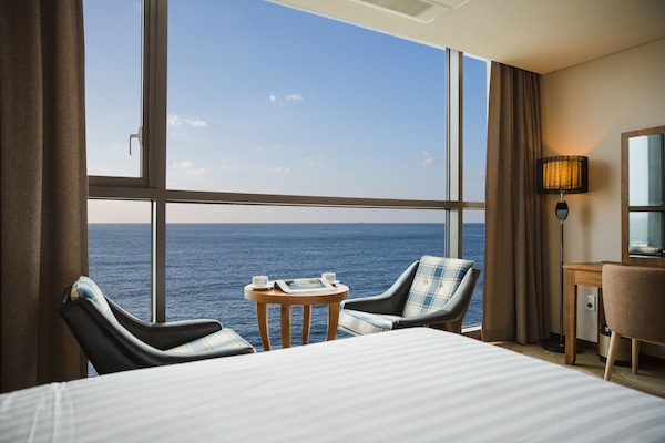 ๋๋ญ์ค ํธ์๋ฃธ | ๊ฐ์ค ๋ด ๊ธ๊ณ , ์๋ง ์ปคํผ, ๋ฌด๋ฃ WiFi, ์นจ๋ ์ํธ