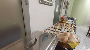 Desayuno de autoservicio incluido todos los días