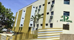 A hotel building with a modern design, featuring a prominent 'P' logo on the facade. - Hotel Ipê (Guarulhos)