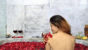 Amenidades de baño gratuitas, secadora de cabello, batas, pantuflas
