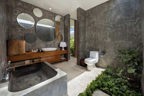 Two Bedroom Garden Villa | Bagno | Set di cortesia gratuito, asciugacapelli, accappatoio, pantofole