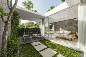 One Bedroom Garden Villa | Vistas al patio