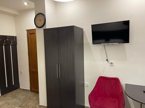 Minibar, in-room safe, blackout curtains, soundproofing - Yerevan Hostel (Yerevan)