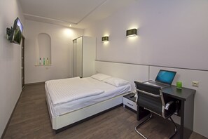Minibar, in-room safe, blackout curtains, soundproofing - Yerevan Hostel (Yerevan)