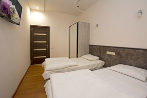 Kamar Double atau Twin Basic, 2 Tempat Tidur Twin, kamar mandi umum | Minibar, brankas, tirai kedap cahaya, dan kedap suara