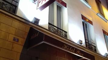 Voorkant accommodatie - avond/nacht