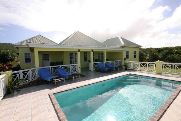 室外游泳池，日光浴躺椅