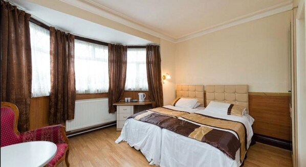 Soundproofing, iron/ironing board, free WiFi, bed sheets - Golders Green Hotel (London)