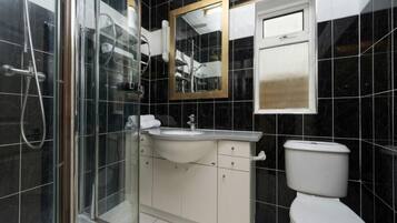 Combined shower/bathtub, hair dryer, towels