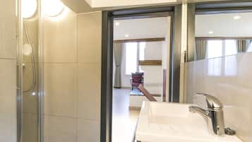 Douche, sèche-cheveux, serviettes fournies, savon