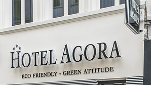Hotel Agora con un cartel que dice 'Eco Friendly - Green Attitude'.