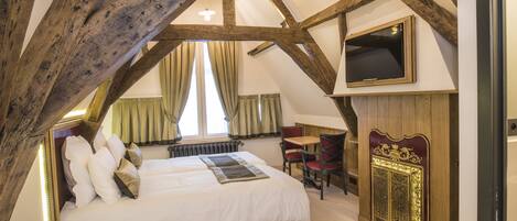 Romantische Twin kamer | Een bureau, een strijkplank/strijkijzer, gratis babybedden, gratis wifi