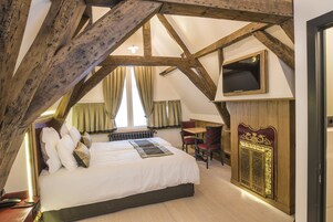 Romantic Twin Room | Desk, iron/ironing board, free cribs/infant beds, free WiFi