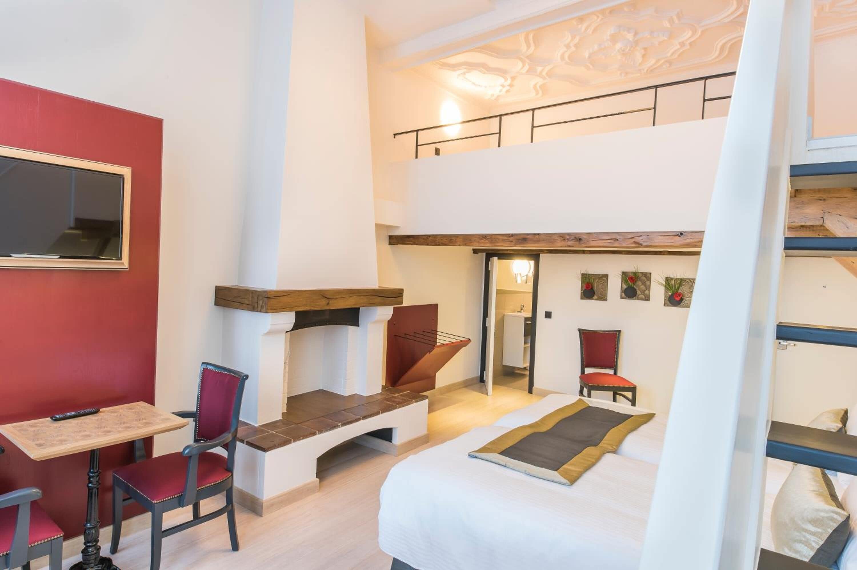 family room | desk, iron/ironing board, free cots/infant beds, free wifi