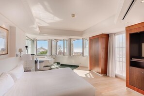 Apartamento, 3 quartos | Frigobar, cofres nos quartos, cortinas blackout, Wi-Fi de cortesia