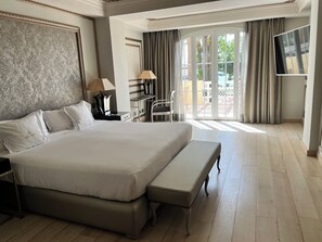 Minibar, in-room safe, blackout curtains, free WiFi