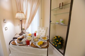 Ferdiglaget frokost hver dag (EUR 20 per person)