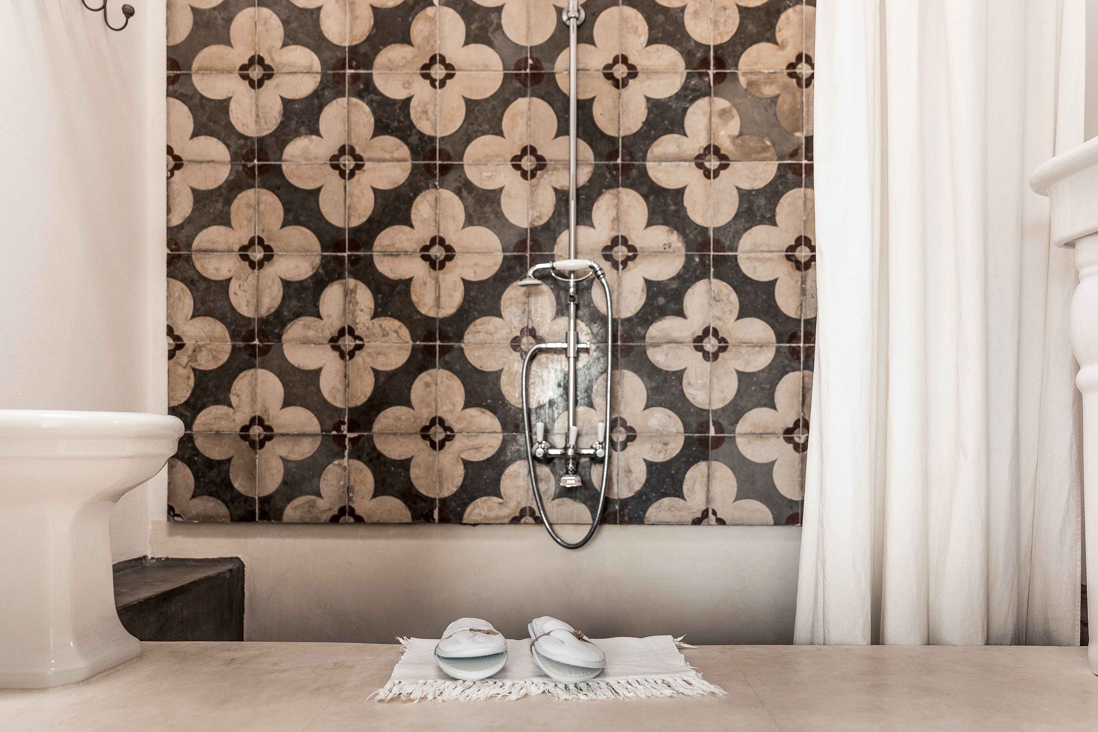 Suite | Bathroom | Free toiletries, hair dryer, bathrobes, slippers