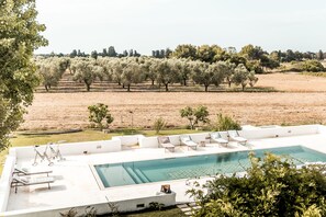 Alberca techada y alberca al aire libre