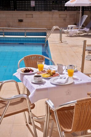 Outdoor pool, pool umbrellas, sun loungers - Irini Apartments (Hersonissos)