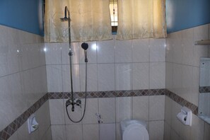 Shower, free toiletries, slippers, towels - Stay Inn Hotel (Dar es Salaam)
