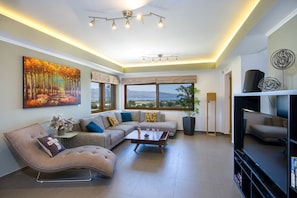 Villa, 4 Schlafzimmer, eigener Pool | Wohnbereich | Plasmafernseher, DVD-Player, Pay-TV