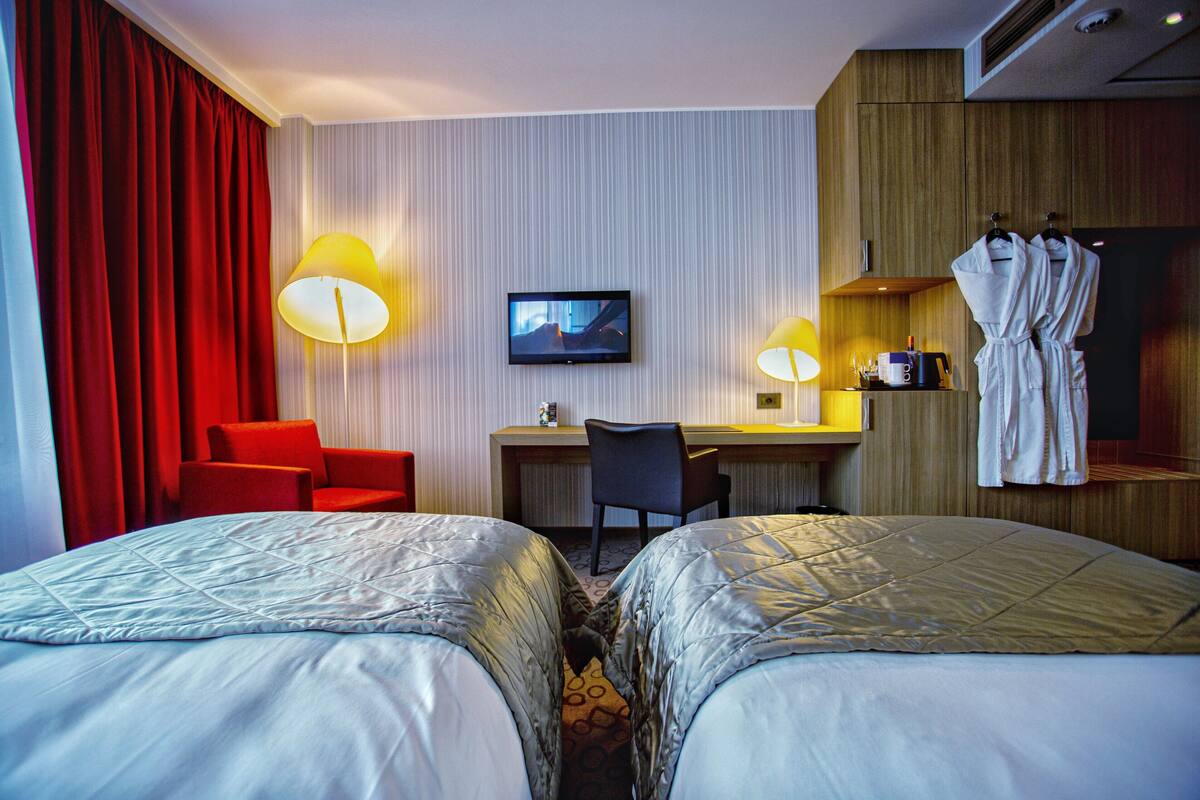 Classic Double or Twin Room | 1 bedroom, minibar, in-room safe, desk