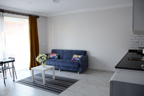 เอลีทอพาร์ทเมนท์, 1 ห้องนอน, ติดสวน | ห้องนั่งเล่น | ทีวีจอแอลซีดี