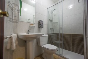 Shower, free toiletries, hair dryer, towels - Hotel San Juan (Miguelturra)