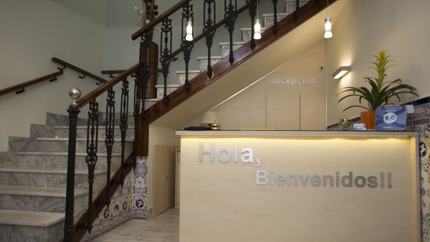 Una recepción con un cartel que dice 