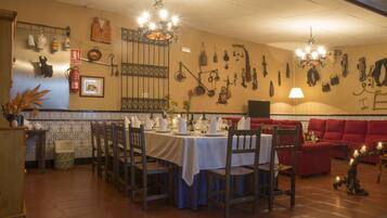 Se sirven desayunos, cenas y cocina mediterránea