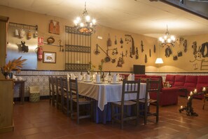 Breakfast and dinner served, Mediterranean cuisine - Hotel San Juan (Miguelturra)