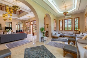 Ropa de cama de alta calidad y minibar con artículos gratuitos