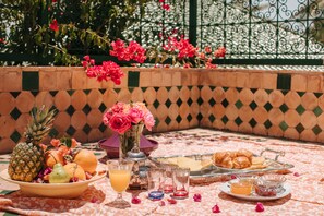 Se ofrece un desayuno continental (10.00 EUR por persona)