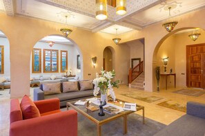 Plasma-TV, peis og DVD-spiller