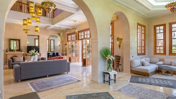 Ropa de cama de alta calidad y minibar con artículos gratuitos