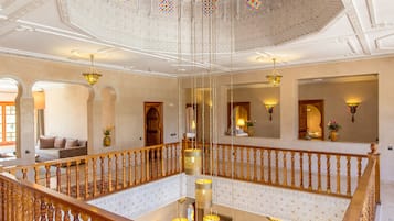 Ropa de cama de alta calidad y minibar con artículos gratuitos