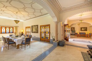 In-room dining - Domaine Rosaroum (Marrakech)