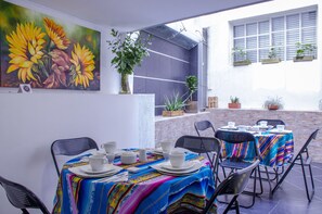 Free buffet breakfast  - Santa Monica Alta Hotel Boutique - Hostel (Cali)