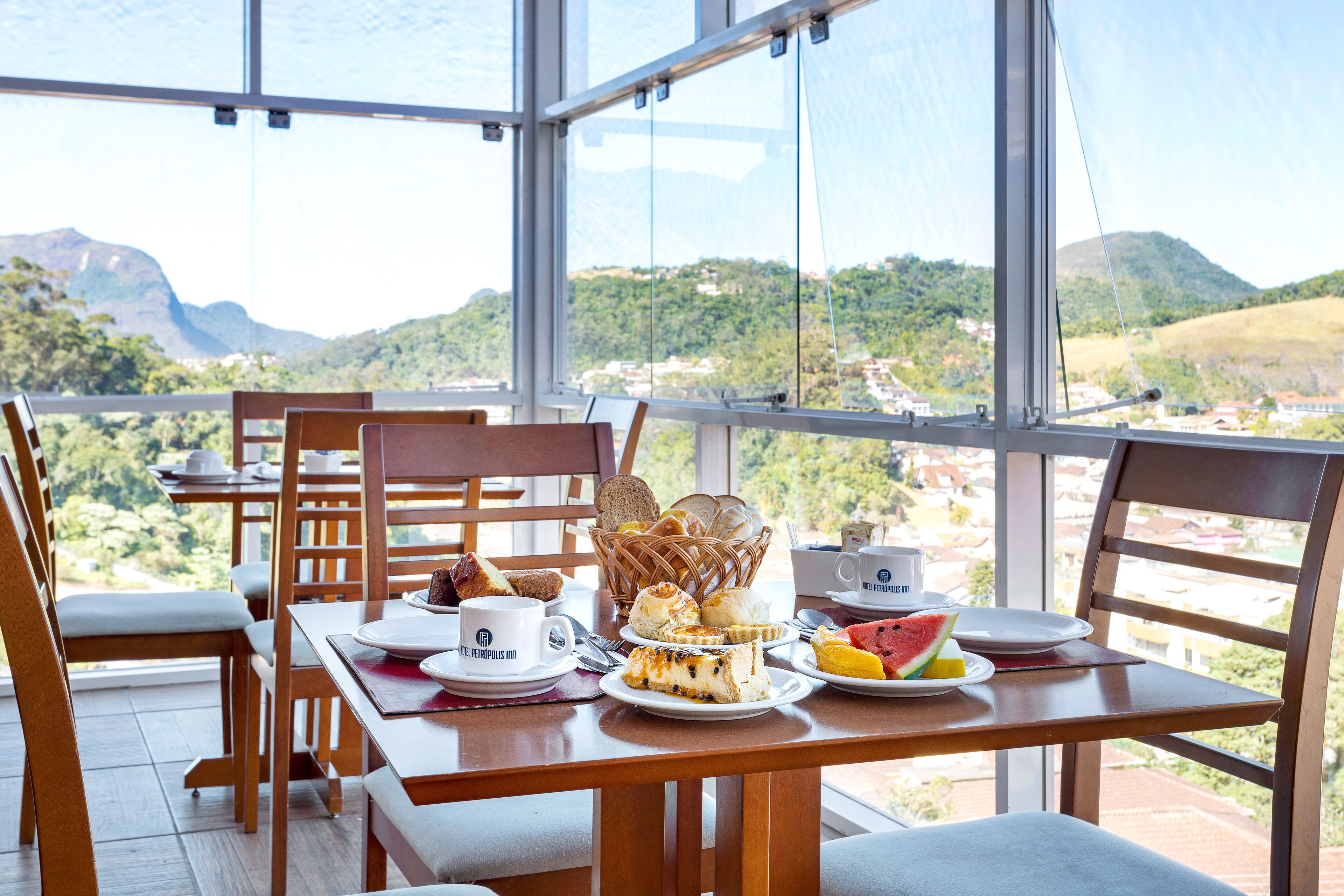 Desayuno completo gratuito y diario