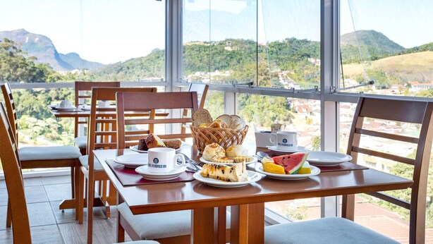 Una mesa de comedor con alimentos para el desayuno y vistas del paisaje.