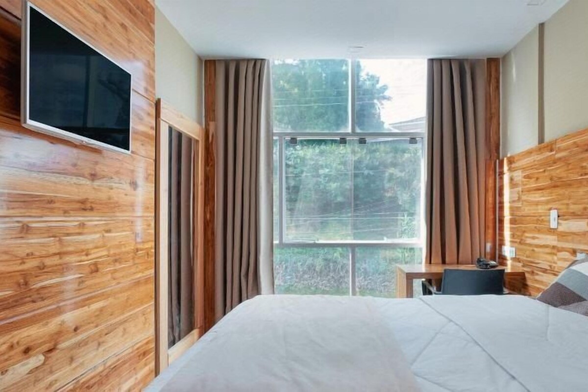 Premium bedding, minibar, desk, blackout drapes