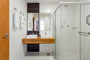 Panoramic Suite (Master) | Bathroom | Free toiletries, hair dryer, towels - Hotel Petropolis Inn (Petrópolis)