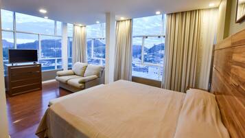 Roupas de cama premium, frigobar, escrivaninha, cortinas blackout