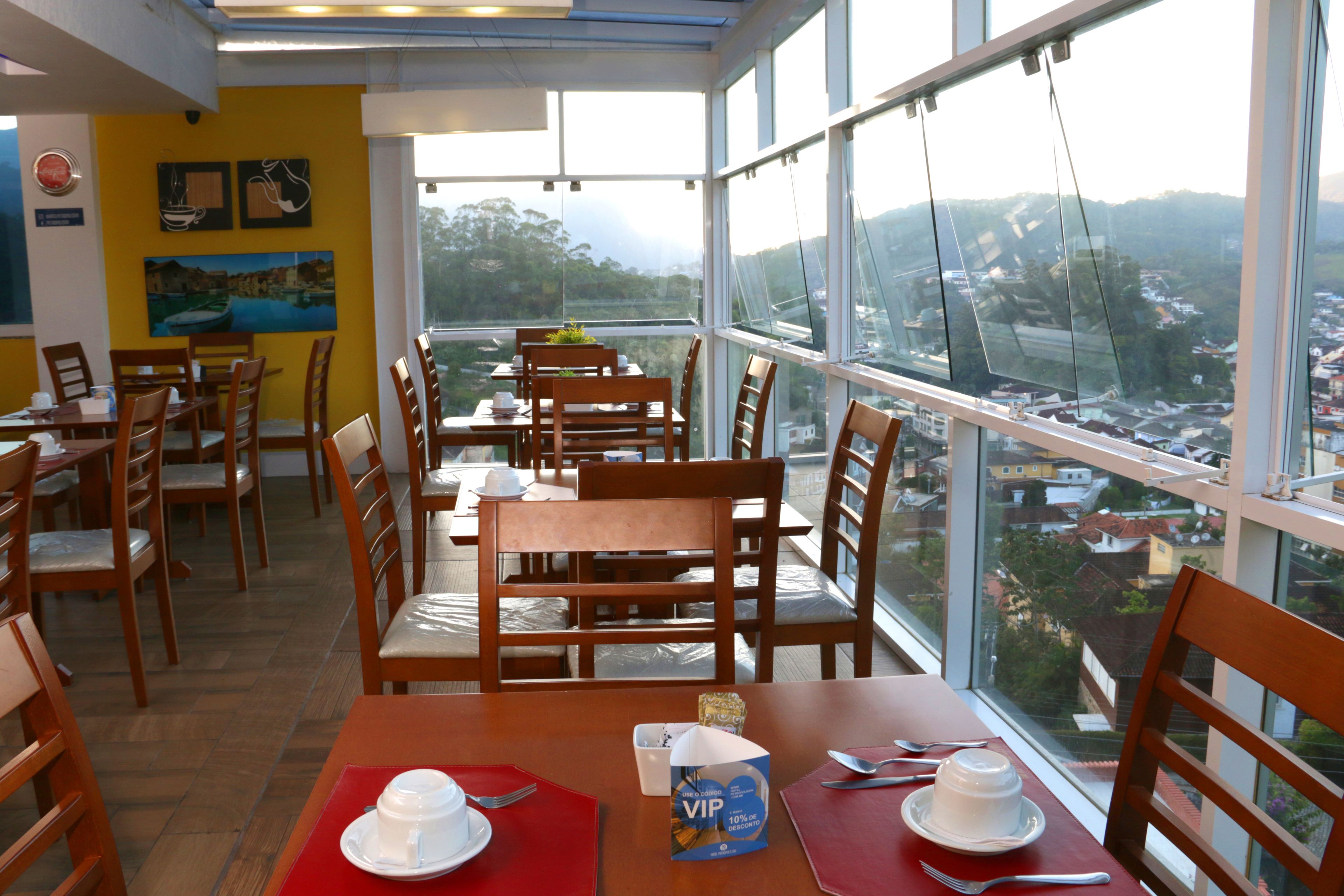 Café da manhã completo grátis todos os dias